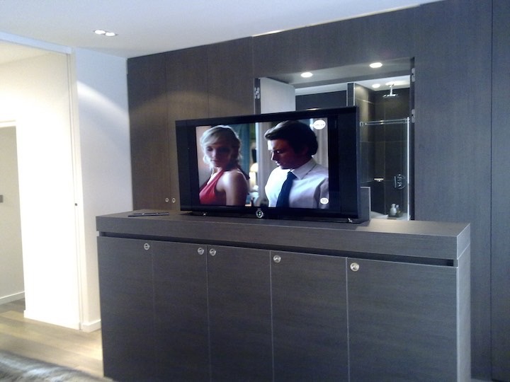 TV with lift, Brussels